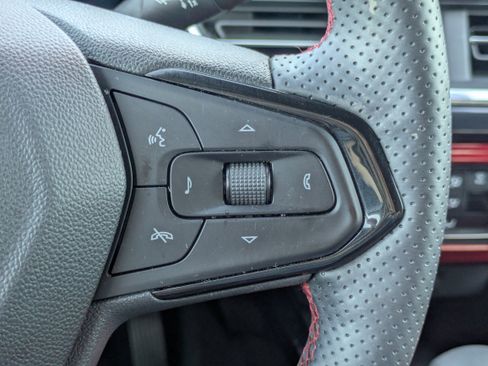 Used 2025 Chevrolet Trax RS w/ Sunroof Package image 16