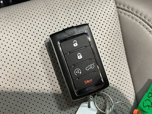 Used 2023 Jeep Wagoneer 4WD w/ Premium Group I image 21
