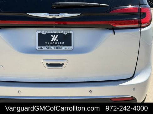 Used 2024 Chrysler Pacifica Touring-L FWD image 8