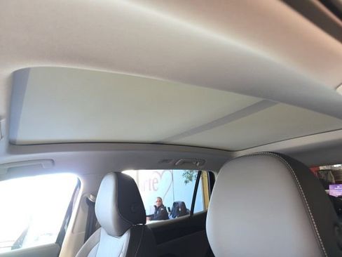 Certified 2025 Volkswagen Tiguan SE image 23