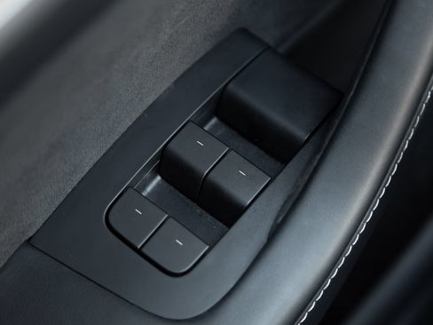 Used 2024 Tesla Model Y 2WD image 19