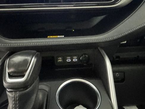 Used 2023 Toyota Highlander XLE AWD/4WD image 6
