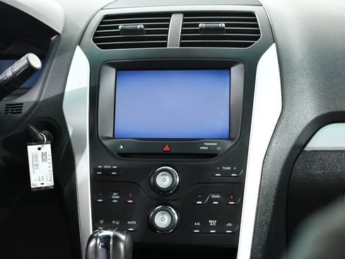 Used 2013 Ford Explorer XLT AWD/4WD image 9