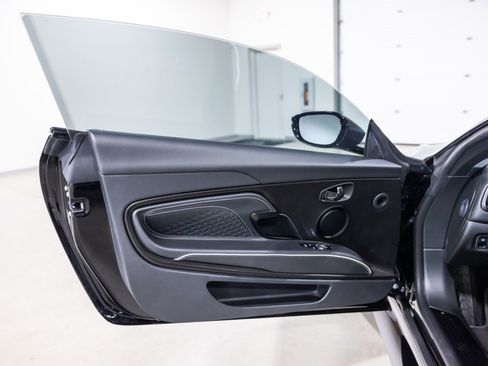 Used 2022 Aston Martin DBS Superleggera RWD image 32