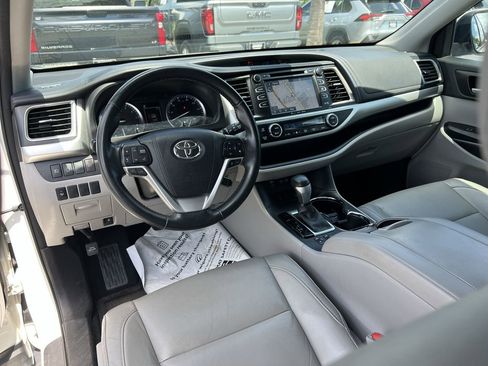 Used 2017 Toyota Highlander XLE AWD/4WD image 30