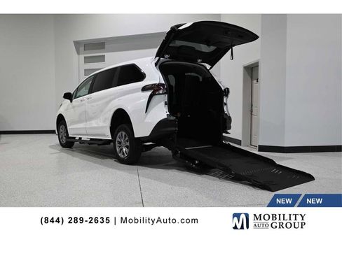 New 2026 Toyota Sienna LE image 1