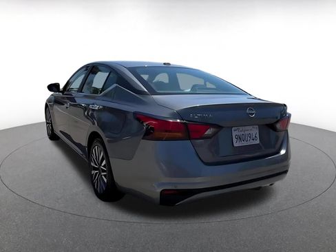 Used 2025 Nissan Altima 2.5 SV FWD image 11