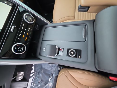 Used 2025 Land Rover Discovery Metropolitan Edition AWD/4WD image 26