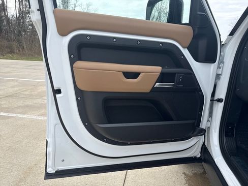 New 2026 Land Rover Defender 130 X-Dynamic SE AWD/4WD image 9