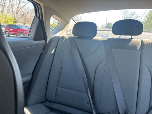 Used 2025 Kia K4 LXS image 38