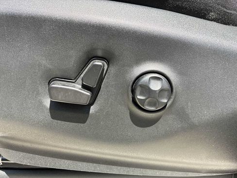 Used 2024 Chrysler Pacifica Touring-L FWD image 14