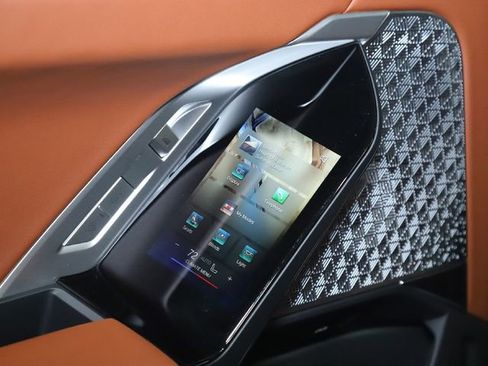 Used 2025 BMW i7 xDrive60 image 14