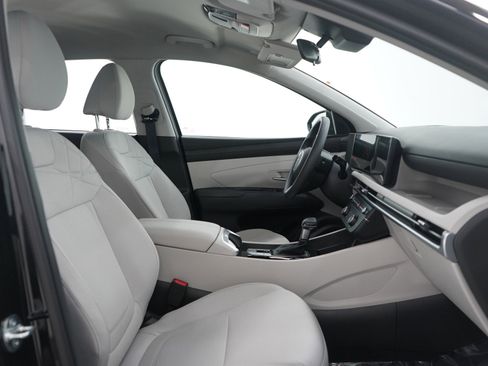 Certified 2025 Hyundai Tucson SE image 11