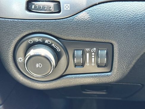 Used 2020 Jeep Cherokee Latitude Plus w/ Cold Weather Group AWD/4WD image 18