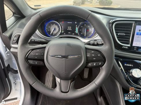 Certified 2025 Chrysler Pacifica Limited image 15