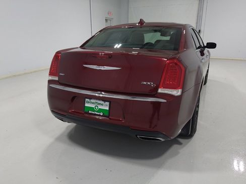 Used 2017 Chrysler 300 C image 7
