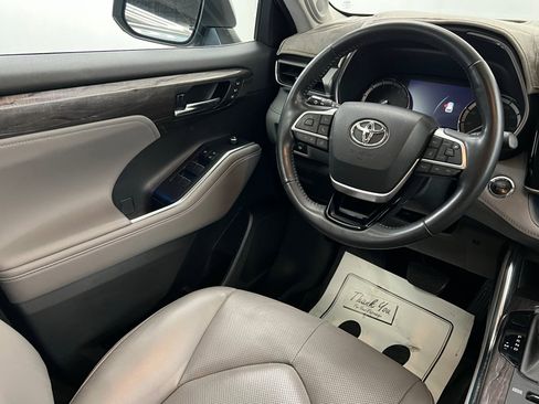 Certified 2022 Toyota Highlander Platinum image 12