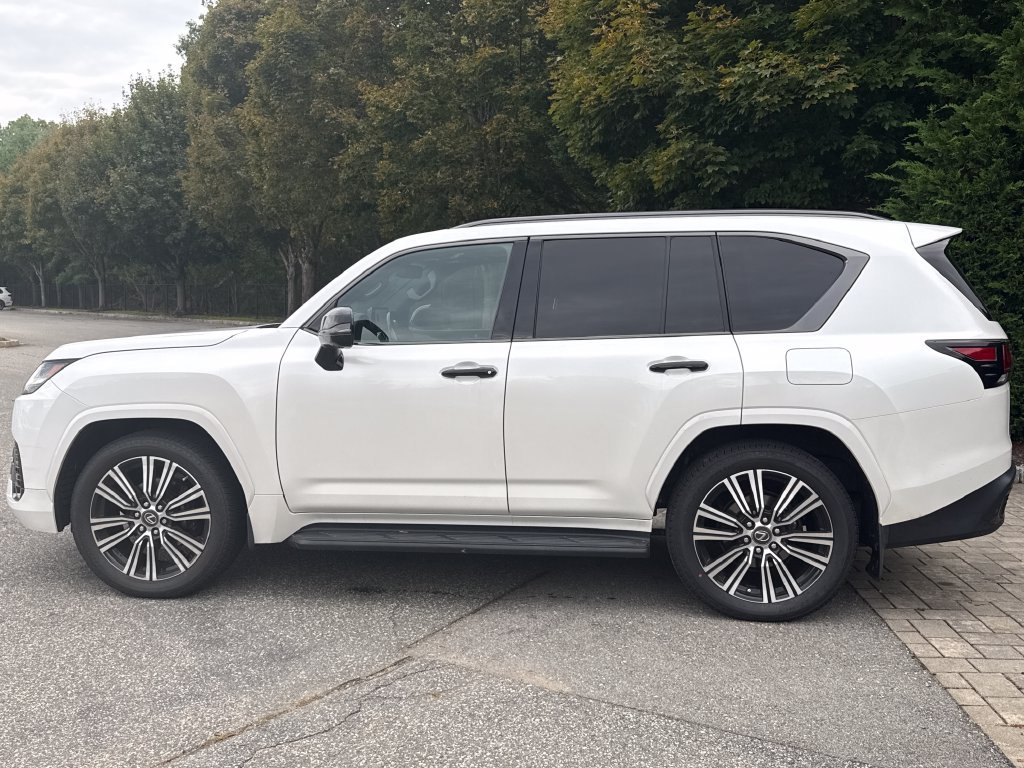Used 2023 Lexus LX 600 4WD w/ Appearance Package image 8