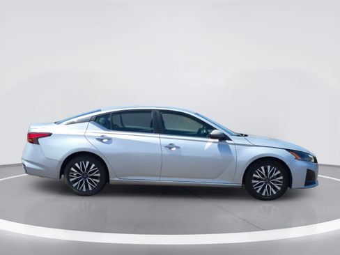 Used 2024 Nissan Altima 2.5 SV FWD image 7