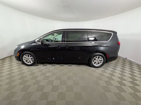 Used 2023 Chrysler Pacifica Touring-L FWD image 16
