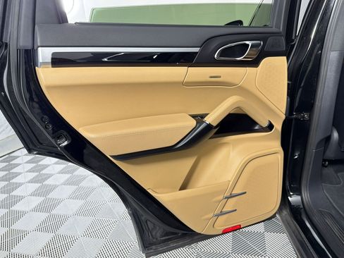 Used 2016 Porsche Cayenne image 18