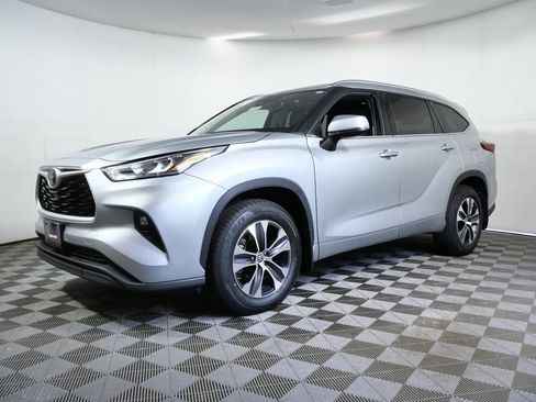 Used 2020 Toyota Highlander XLE AWD/4WD image 5