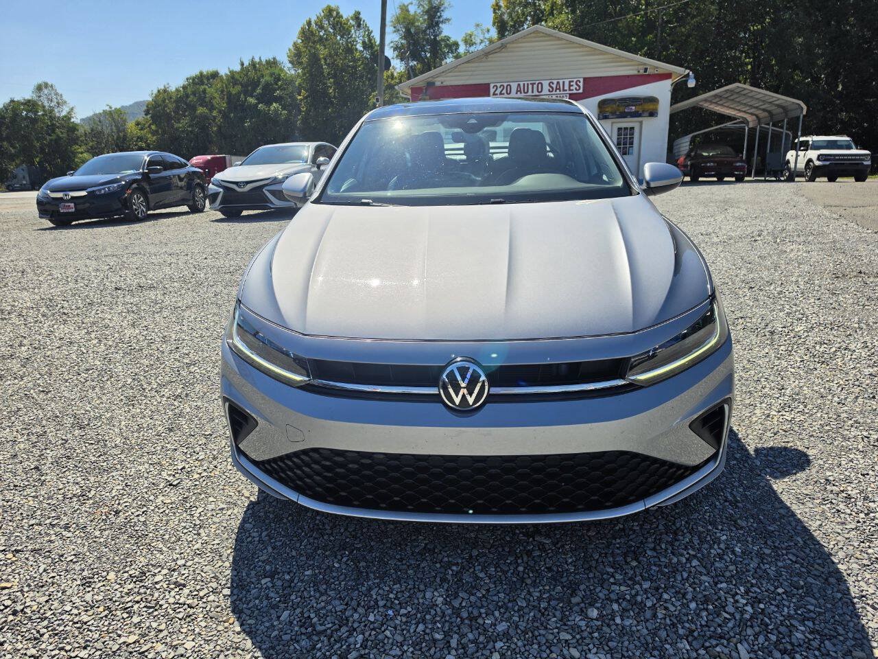 Used 2025 Volkswagen Jetta SE FWD image 2