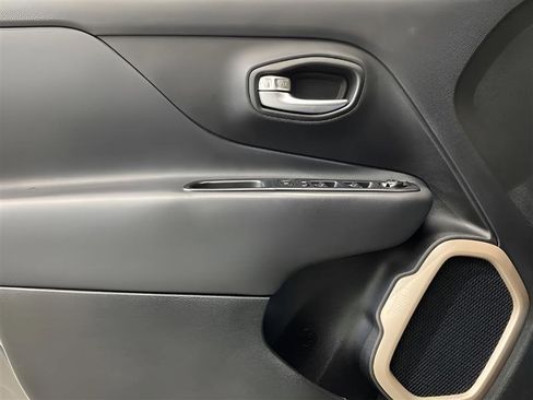 Used 2016 Jeep Renegade Limited image 19