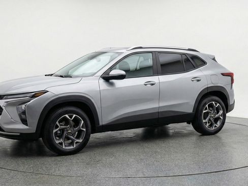 Used 2025 Chevrolet Trax LT w/ LT Convenience Package image 3