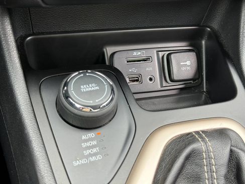 Used 2016 Jeep Cherokee Latitude w/ Comfort/Convenience Group AWD/4WD image 18