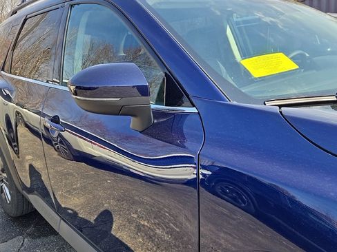 Used 2023 Nissan Pathfinder SV w/ SV Premium Package image 5