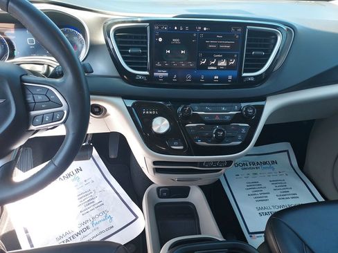 Used 2023 Chrysler Pacifica Touring-L FWD image 20