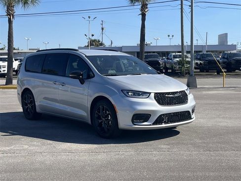 New 2026 Chrysler Pacifica Select w/ S Appearance Package image 7