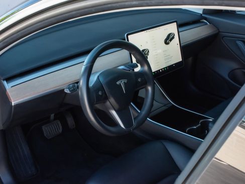 Used 2018 Tesla Model 3 Long Range image 9