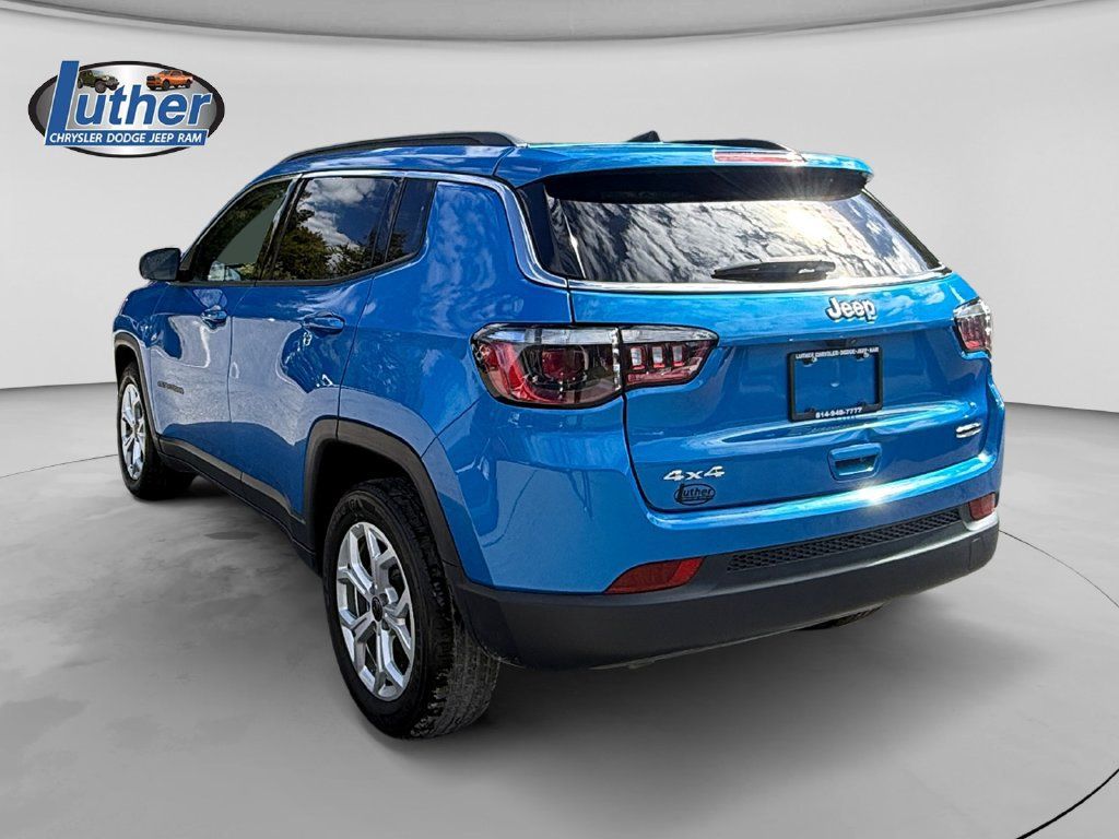Used 2025 Jeep Compass Latitude AWD/4WD image 3
