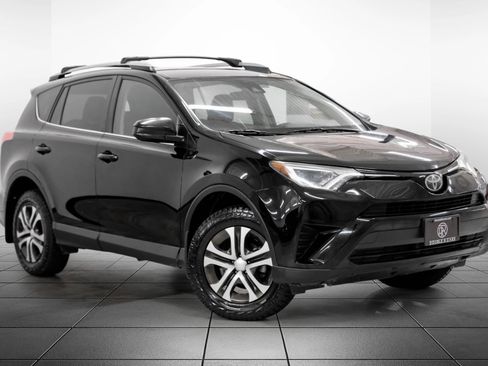 Used 2017 Toyota RAV4 LE FWD image 6