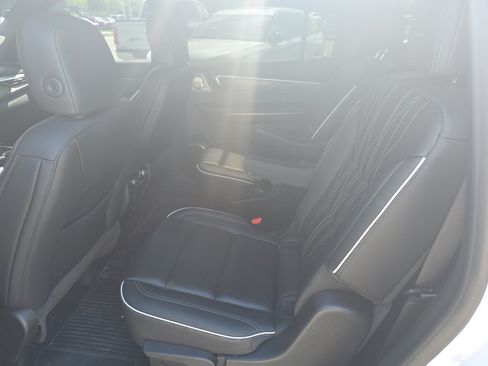 Used 2025 Buick Enclave Avenir FWD image 10