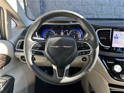 Used 2023 Chrysler Pacifica Limited image 19