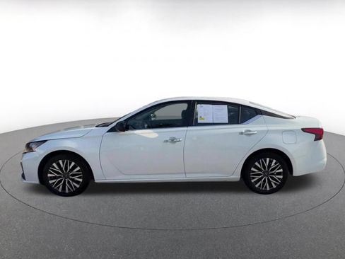 Used 2025 Nissan Altima 2.5 SV FWD image 9