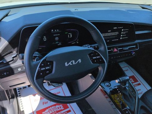 Used 2023 Kia Niro EX Touring FWD image 9