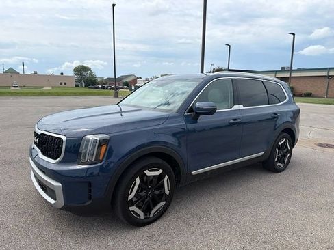 Used 2023 Kia Telluride EX w/ EX Captain's Chair Package AWD/4WD image 2