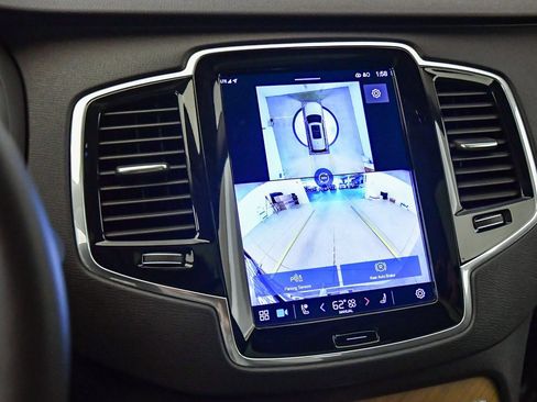 Certified 2025 Volvo XC90 B6 Plus image 25