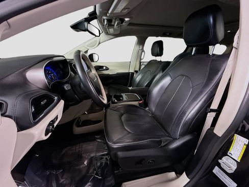Used 2017 Chrysler Pacifica Limited w/ UConnect Theater Package FWD image 22