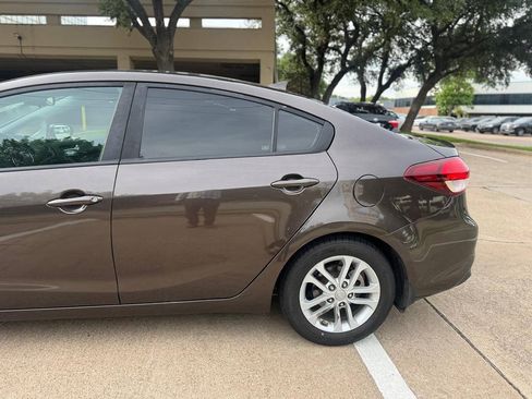 Used 2017 Kia Forte LX FWD image 4