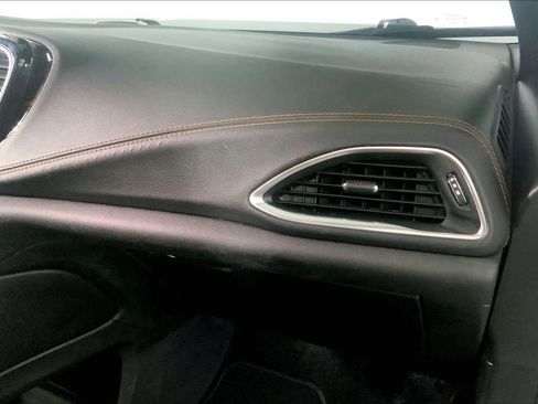 Used 2023 Chrysler Pacifica Pinnacle FWD image 16