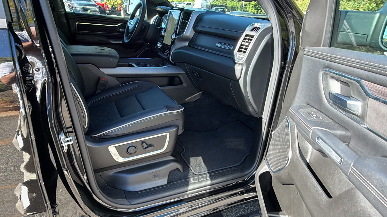 Used 2025 RAM 1500 Laramie w/ Sport Appearance Package AWD/4WD image 21