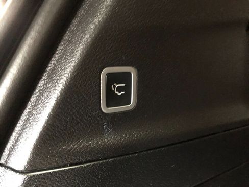 Used 2018 Chrysler Pacifica Limited w/ Tire & Wheel Group FWD image 36