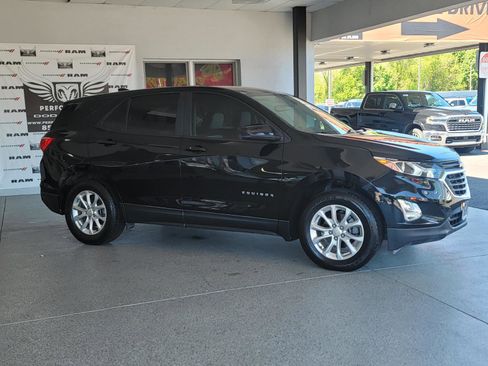 Used 2020 Chevrolet Equinox LS w/ LS Convenience Package image 2