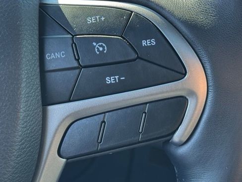 Certified 2022 Jeep Grand Cherokee Laredo X image 25