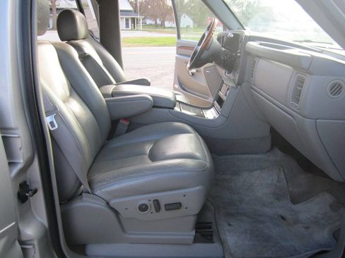 Used 2004 Cadillac Escalade AWD image 10